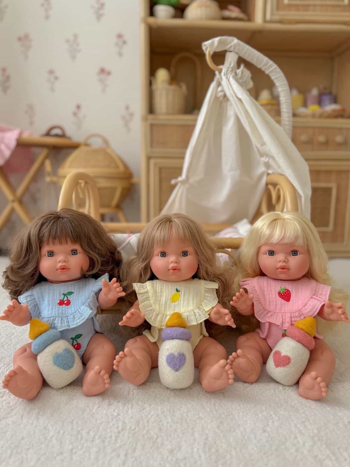 π Strawberry Frilled Bib & Diaper Doll Set - Fits 34-38cm Minikane Gordis, Mini Colettos, Llorens dolls