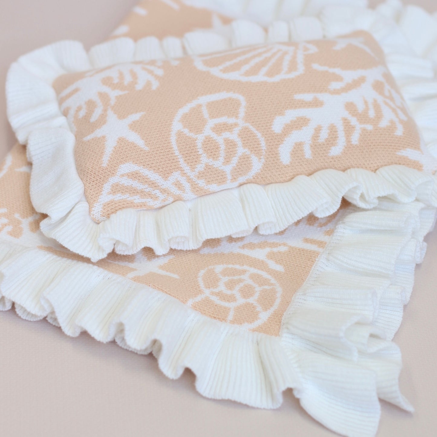 Frilled Shelly blanket + Pillow set in SAND