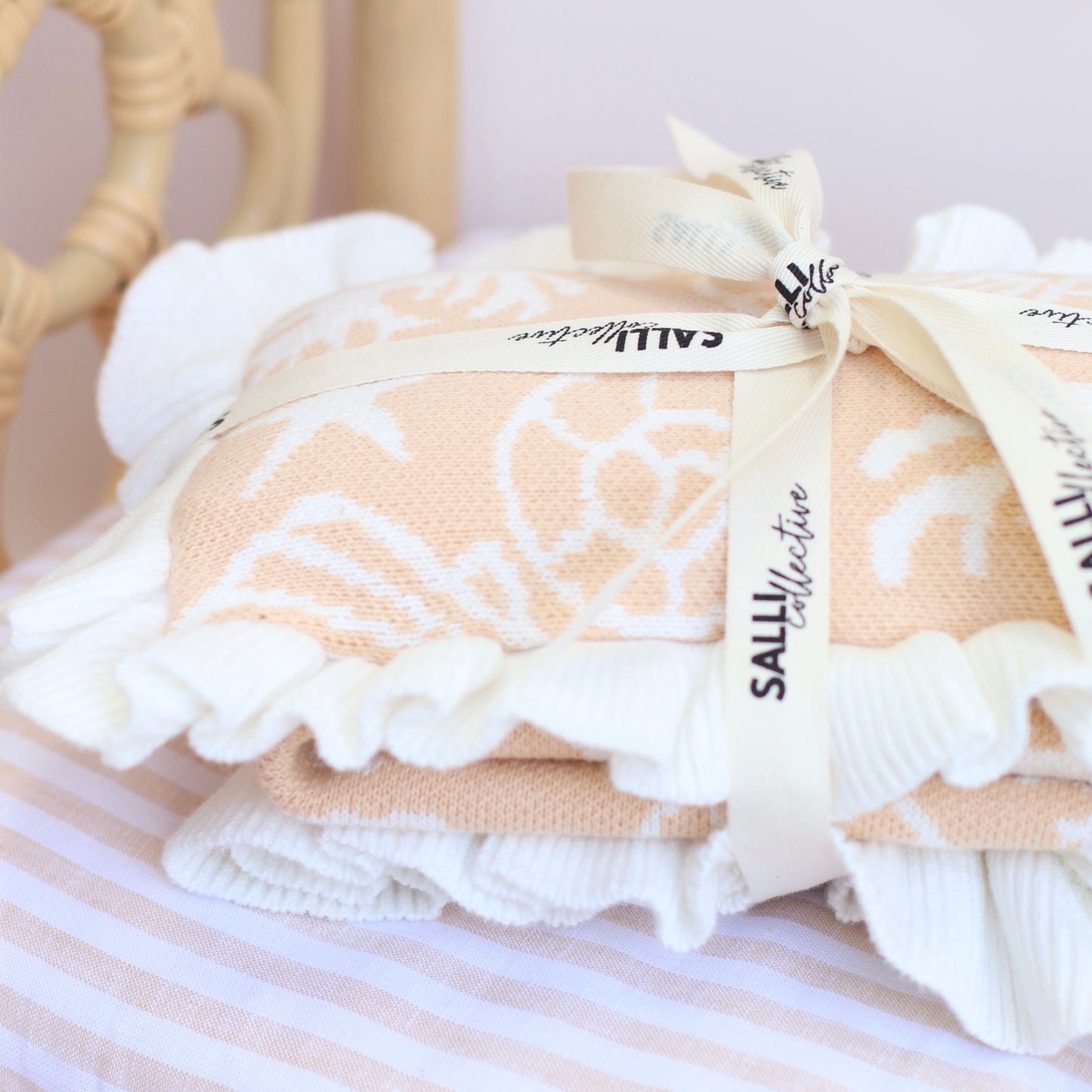 Frilled Shelly blanket + Pillow set in SAND