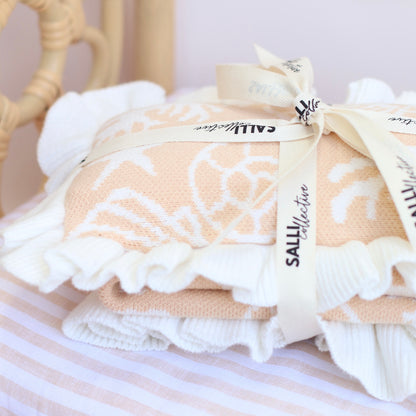 Frilled Shelly blanket + Pillow set in SAND